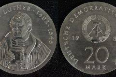 Pamiątkowa moneta z okazji 500. urodzin Lutra wybita przez władze NRD